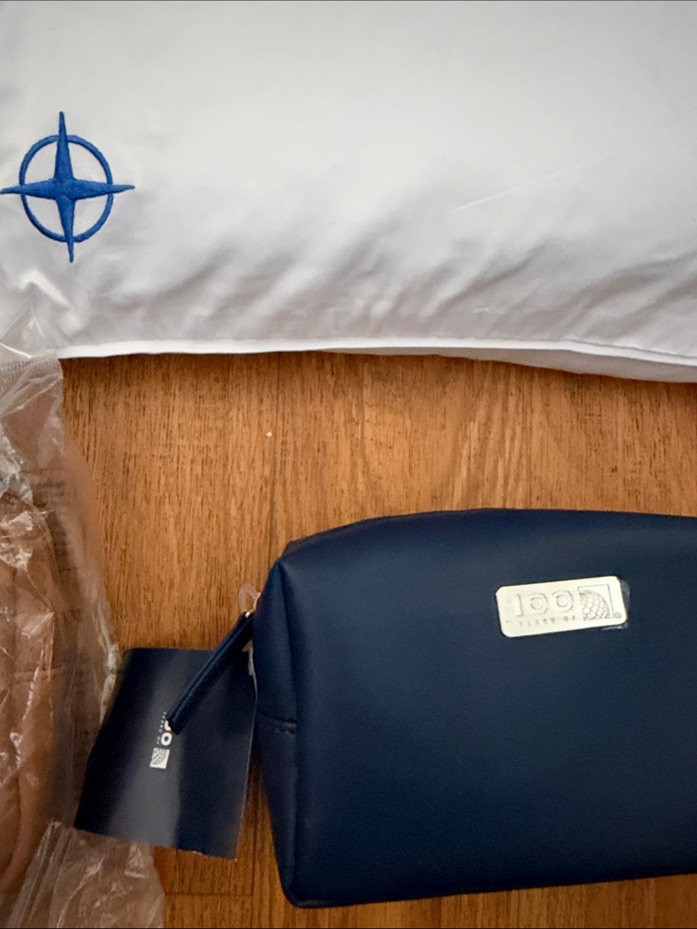 UNITED AIRLINES SAKS FIFTH AVENUE BLANKET MEMORY FOAM PILLOW 100 YEARS COWSHED X - Picture 4 of 10